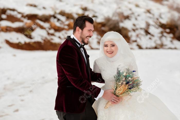 elife enes kis mevsimi karda dugun fotograflari ve tesetturlu dugun pozlari 02