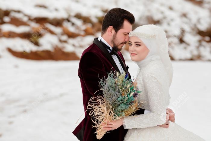 elife enes kis mevsimi karda dugun fotograflari ve tesetturlu dugun pozlari 06