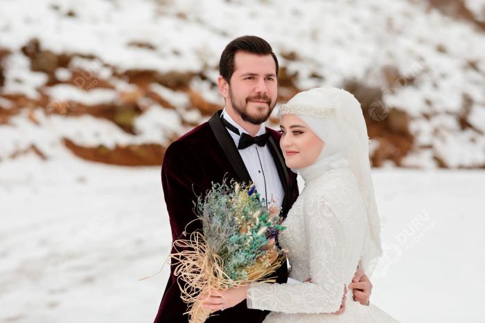 elife enes kis mevsimi karda dugun fotograflari ve tesetturlu dugun pozlari 09