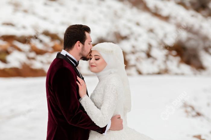 elife enes kis mevsimi karda dugun fotograflari ve tesetturlu dugun pozlari 11