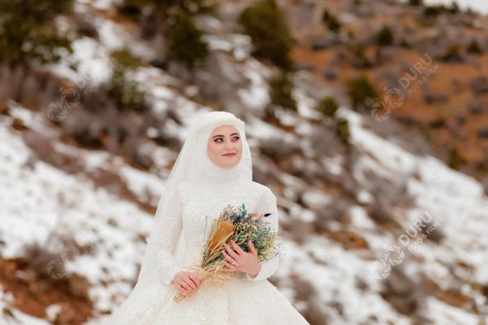 elife enes kis mevsimi karda dugun fotograflari ve tesetturlu dugun pozlari 12