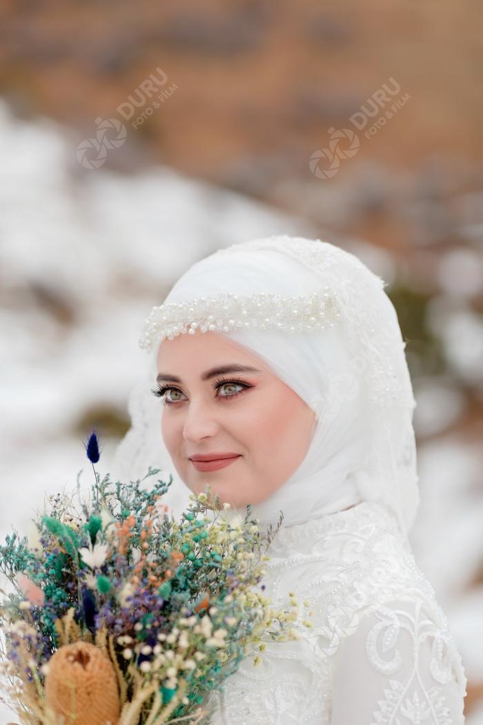 elife enes kis mevsimi karda dugun fotograflari ve tesetturlu dugun pozlari 15