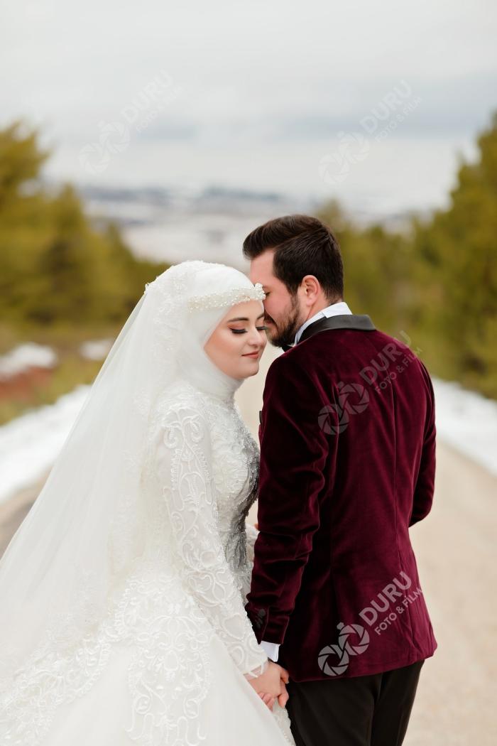 elife enes kis mevsimi karda dugun fotograflari ve tesetturlu dugun pozlari 25