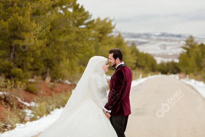 elife enes kis mevsimi karda dugun fotograflari ve tesetturlu dugun pozlari 27