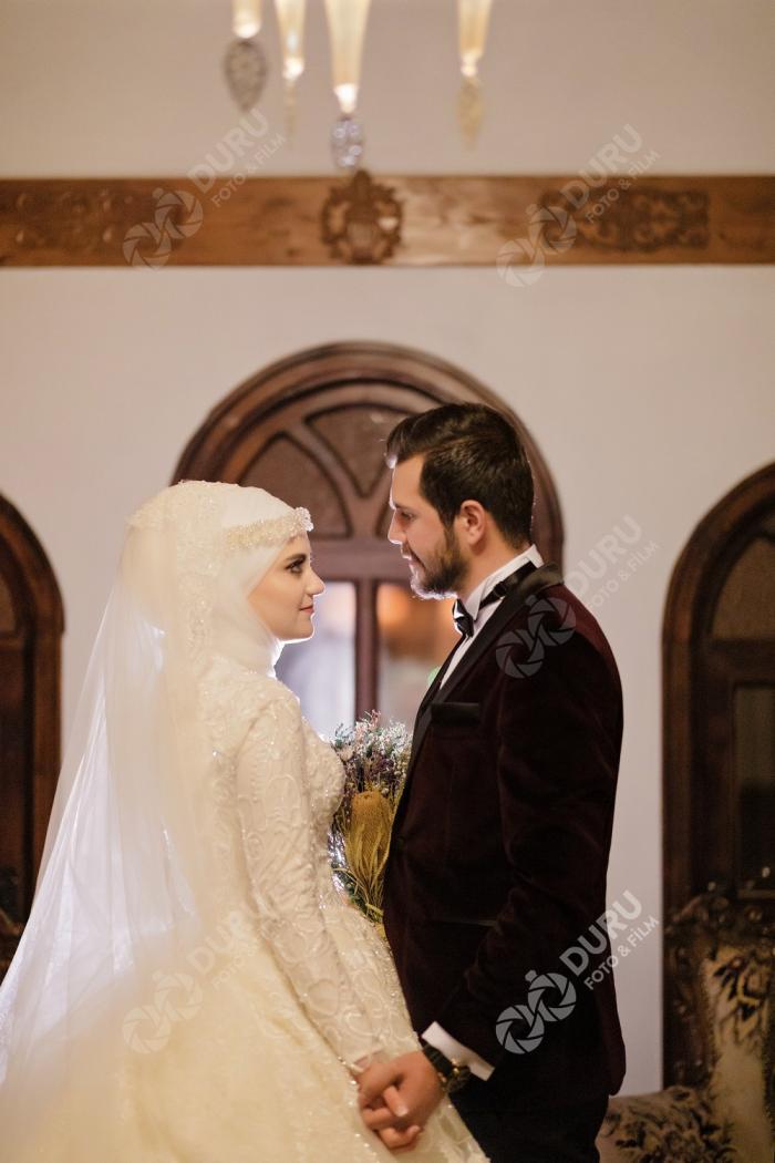 elife enes kis mevsimi karda dugun fotograflari ve tesetturlu dugun pozlari 33