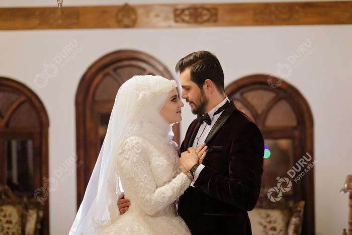 elife enes kis mevsimi karda dugun fotograflari ve tesetturlu dugun pozlari 34