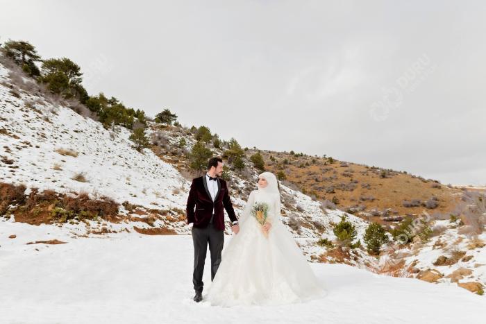 elife enes kis mevsimi karda dugun fotograflari ve tesetturlu dugun pozlari 38