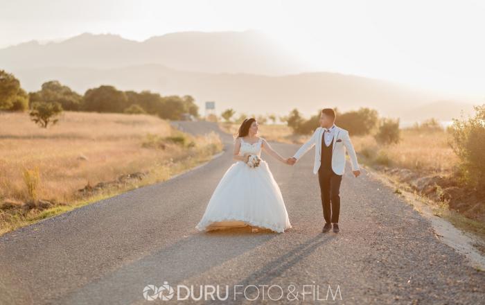 Yolda Çekilmiş Düğün Fotoğrafları ve Dış Çekim Pozları